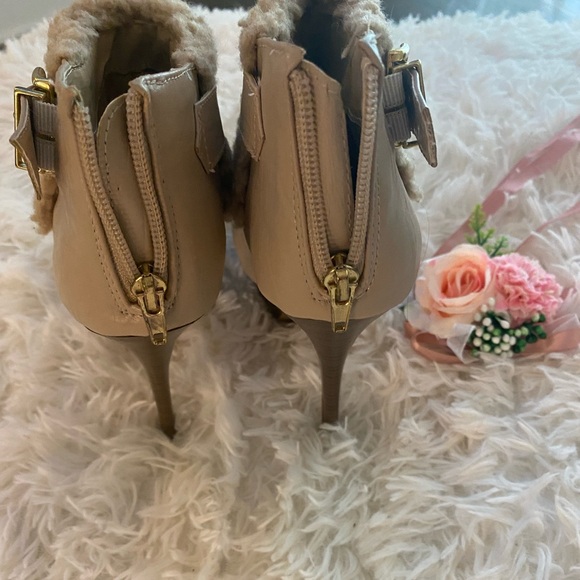 Shoedazzle cream booties with fur lining, heel zippers, and 5 inch heels, size 8 - Picture 2 of 4